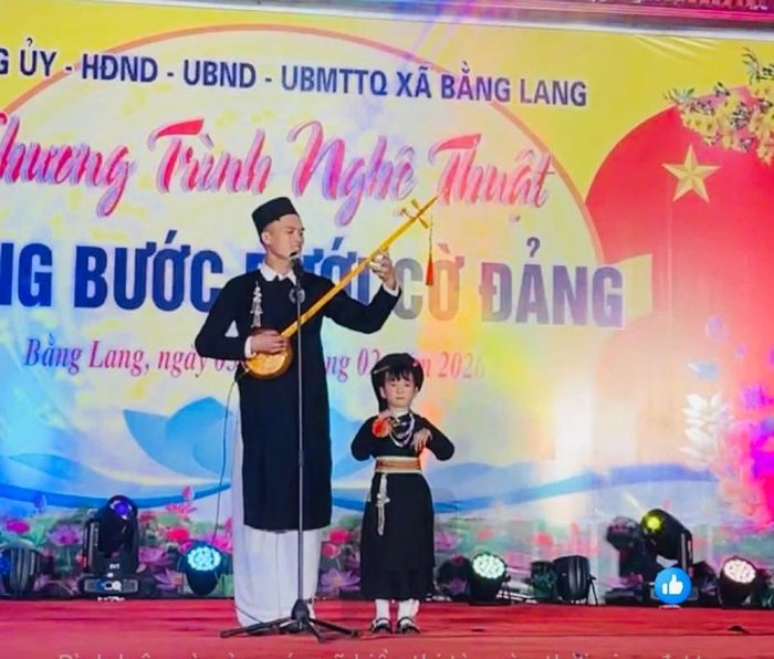 Bé Vãi Tuệ Nhi tham gia biểu diễn cùng bố tại sự kiện của xã. Ảnh: NVCC