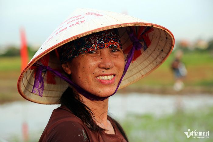 Bà Lê Thị Sáu phấn khởi thi cấy sau khi đạt thành tích tốt