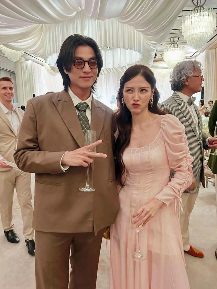 Nữ diễn viên Baifern Pimchanok bên người mẫu, diễn viên Gulf Kanawut.