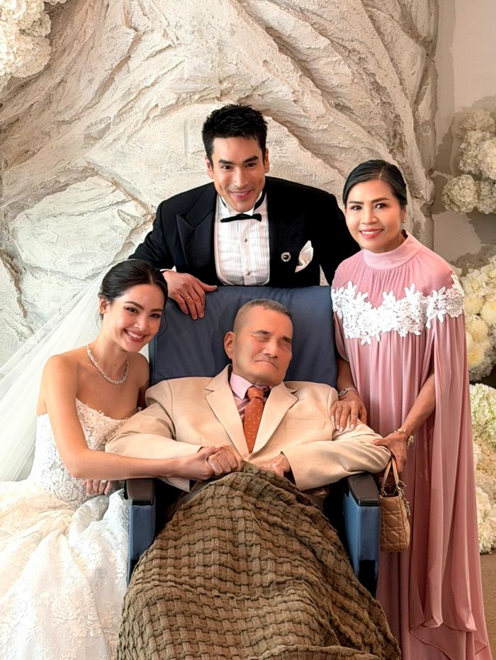 Cả 2 chụp lưu niệm cùng ông Yoshio Kugimiya (82 tuổi), bố chú rể Nadech Kugimiya.