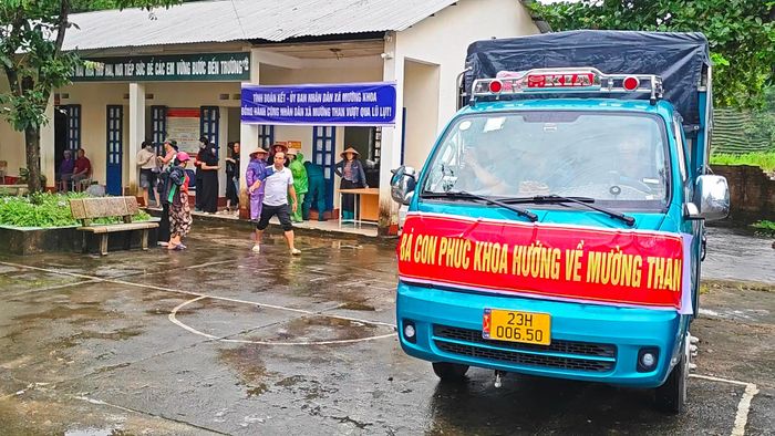 Chiếc xe chở hàng trăm suất cơm từ xã Mường Khoa vượt hơn 30km đến điểm sơ tán ở xã Pắc Ta để tiếp tế cho người dân. Ảnh: Trọng Nghĩa