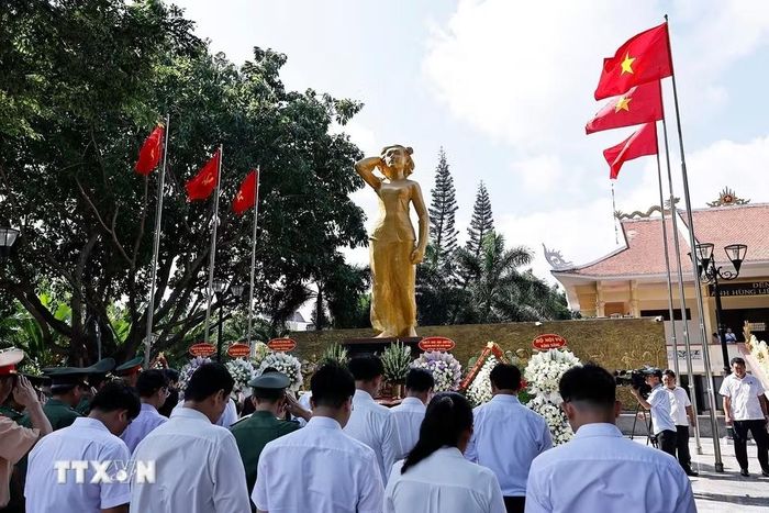 Chủ tịch Quốc hội Trần Thanh Mẫn dâng hương, dâng hoa tại công viên tượng đài, nhà lưu niệm Anh hùng liệt sỹ Võ Thị Sáu. Ảnh: Doãn Tấn/TTXVN