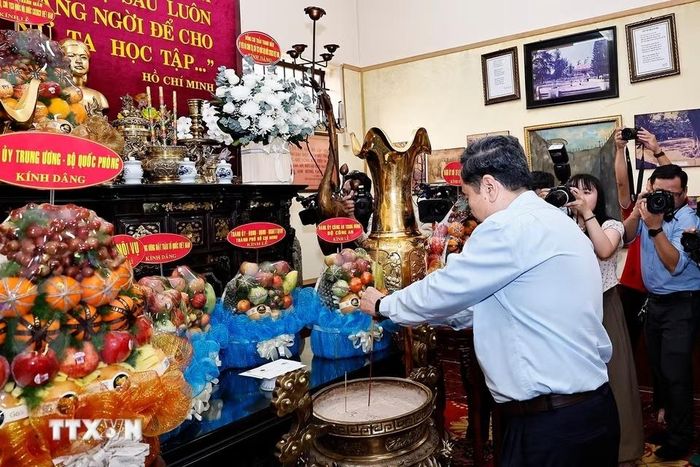 Chủ tịch Quốc hội Trần Thanh Mẫn dâng hương, dâng hoa tại công viên tượng đài, nhà lưu niệm Anh hùng liệt sỹ Võ Thị Sáu. Ảnh: Doãn Tấn/TTXVN