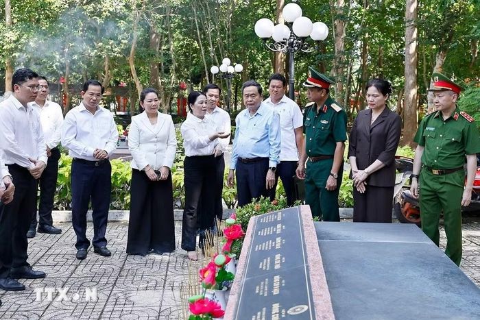 Chủ tịch Quốc hội Trần Thanh Mẫn dâng hương tại nghĩa trang liệt sỹ Long Điền Đất Đỏ. Ảnh: Doãn Tấn/TTXVN