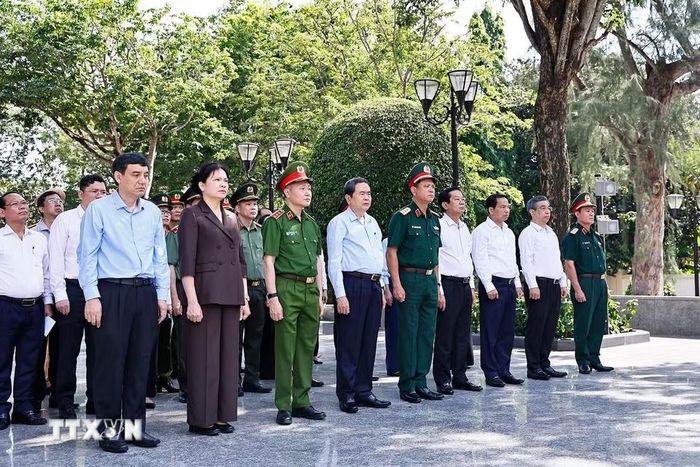 Chủ tịch Quốc hội Trần Thanh Mẫn dâng hương, dâng hoa tại Công viên Tượng đài, Nhà lưu niệm Anh hùng liệt sỹ Võ Thị Sáu. Ảnh: Doãn Tấn/TTXVN