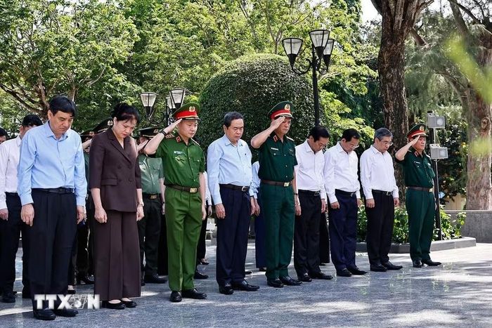 Chủ tịch Quốc hội Trần Thanh Mẫn dâng hương, dâng hoa tại công viên tượng đài, nhà lưu niệm Anh hùng liệt sỹ Võ Thị Sáu. Ảnh: Doãn Tấn/TTXVN
