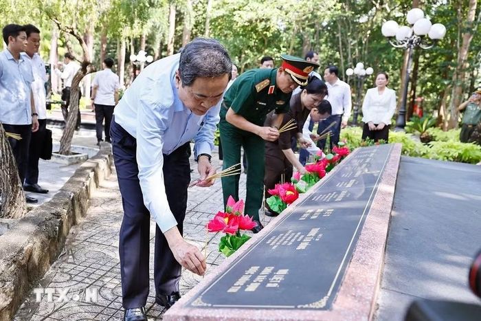 Chủ tịch Quốc hội Trần Thanh Mẫn dâng hương, dâng hoa tại nghĩa trang liệt sỹ Long Điền Đất Đỏ. Ảnh: Doãn Tấn/TTXVN
