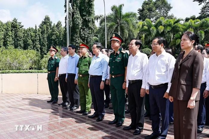 Chủ tịch Quốc hội Trần Thanh Mẫn dâng hương, dâng hoa tại nghĩa trang liệt sỹ Long Điền Đất Đỏ. Ảnh: Doãn Tấn/TTXVN