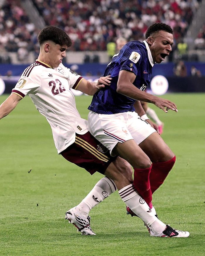Khoảnh khắc Cubarsi chặn đứng Mbappe. Ảnh: X/B.U