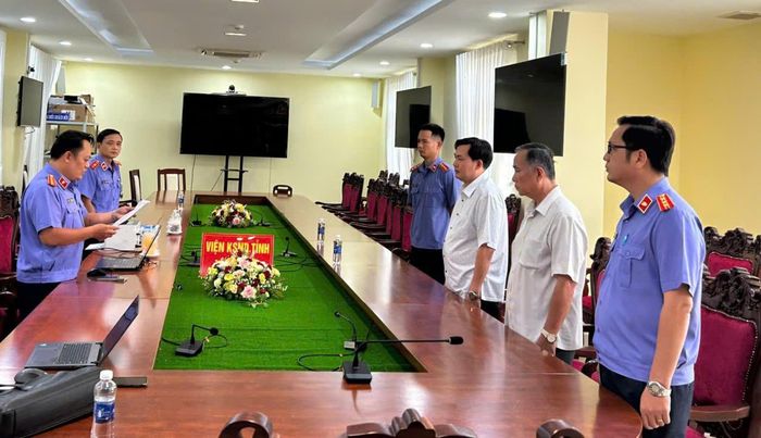 Liên quan vụ tai nạn khiến nữ sinh Nguyễn Ngọc Bảo Trân tử vong, Cơ quan điều tra Viện KSND tối cao đã khởi tố 6 bị can, trong đó có cựu Trưởng Công an và cựu Viện trưởng VKSND huyện Trà Ôn (cũ). Ảnh: Linh An