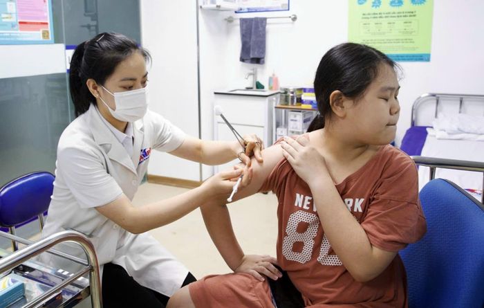Tiêm vắc xin là biện pháp phòng ngừa nhiều bệnh truyền nhiễm nguy hiểm, có khả năng lây lan nhanh. Ảnh: N.Dương