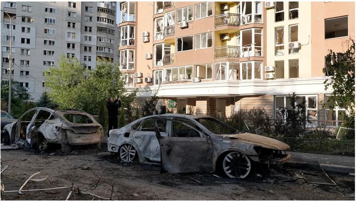 Xe hơi ở Kiev bị lửa thiêu rụi sau đợt không kích của Nga. Ảnh: Kyiv Independent
