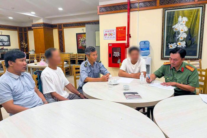 Các lực lượng chức năng làm việc với nhóm người liên quan vụ phá hoại san hô. Ảnh: Công an tỉnh Khánh Hòa