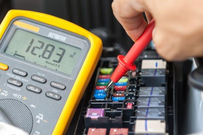 Bước đầu tiên khi điều hòa không hoạt động là kiểm tra cầu chì và rơ-le trong hộp cầu chì khoang động cơ. Ảnh: Pro Car