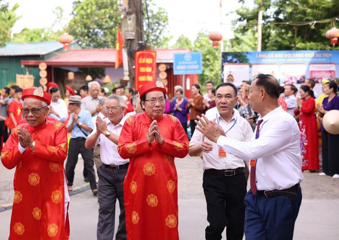 Ban tổ chức đón "Quan anh" Nga My tại đình chính Vạn Phúc.