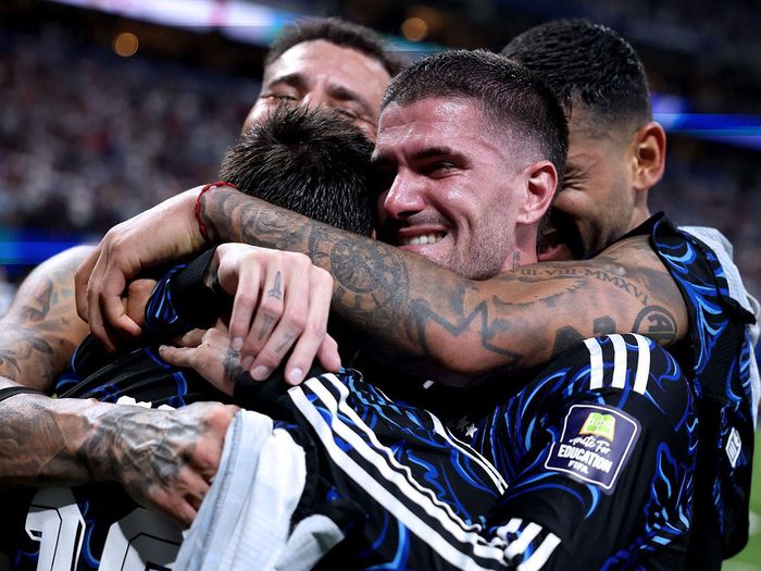 De Paul trở lại để bảo vệ Messi. Ảnh: AFA