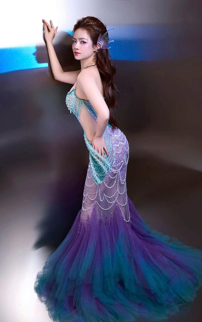 Ca sĩ Dương Hoàng Yến ví von bản thân như nàng tiên cá đánh đổi đôi chân để lấy giọng hát.