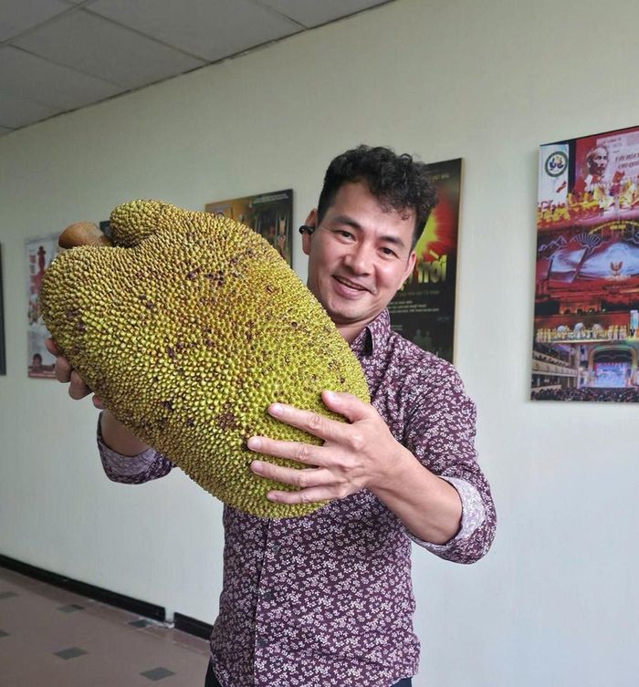 Tin sao Việt 19/7: NSND Xuân Bắc kể cuộc gọi nhỡ từ nghệ sĩ Phú Đôn, hóa ra là hẹn nhận mít từ vườn nhà. Cả hai đồng thời bày tỏ vui mừng vì Nghị định mới về phụ cấp ưu đãi nghề cho nghệ sĩ vừa được ban hành.