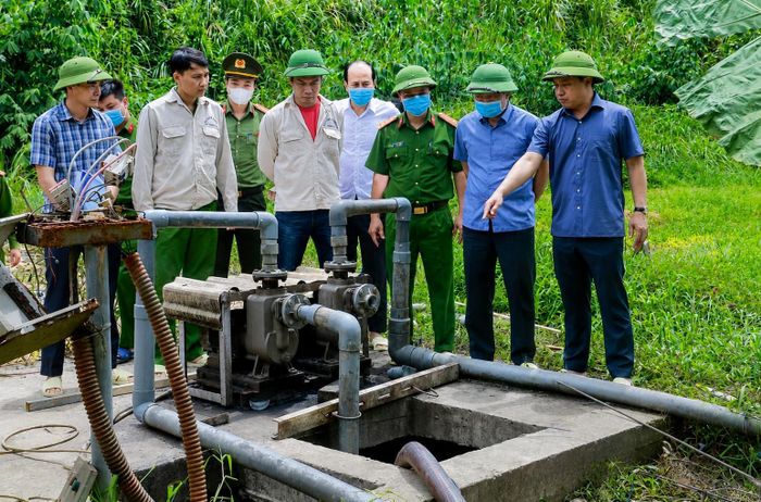 Phó Chủ tịch UBND tỉnh Cao Văn Cường (thứ 2 từ phải sang) cùng đoàn công tác kiểm tra hiện trạng trang trại lợn. Ảnh: CTV