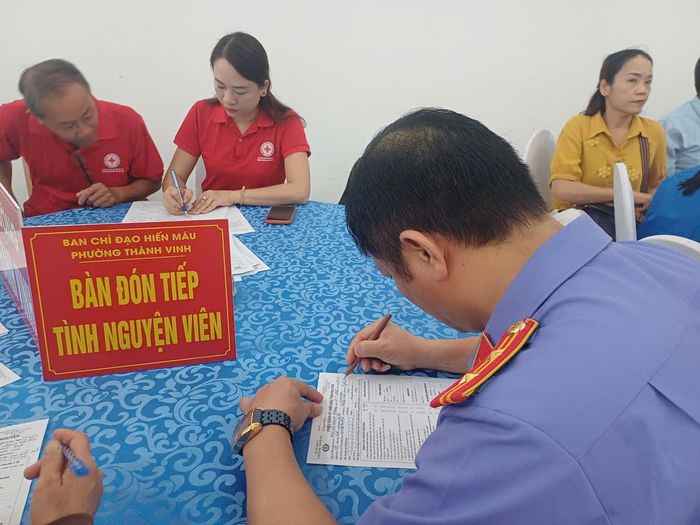 Mọi người háo hức trao đi những giọt máu yêu thương