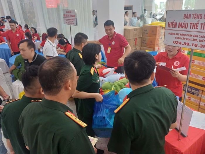 Hàng nghìn người Nghệ An có mặt từ sớm