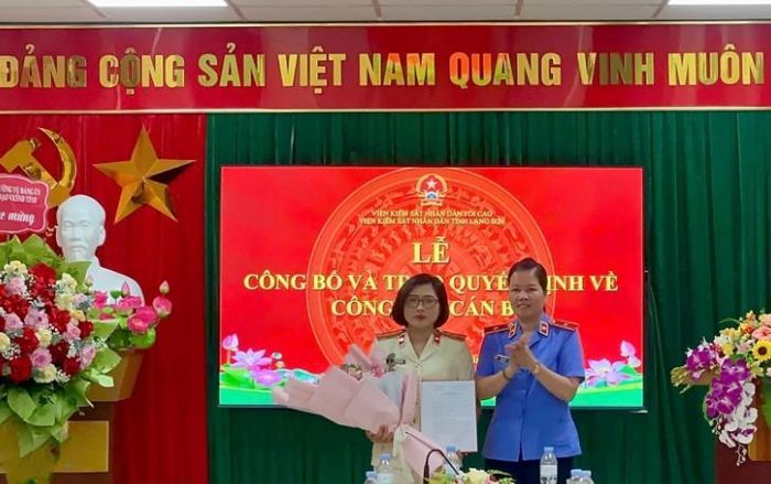 Đồng chí Hồ Ngọc Bích - Phó Bí thư Đảng ủy, Phó Viện trưởng trao Quyết định và tặng hoa chúc mừng.