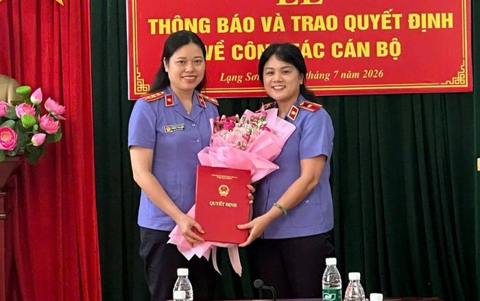 Đồng chí Nguyễn Thị Thủy - Tỉnh ủy viên, Bí thư Đảng ủy, Viện trưởng trao Quyết định và tặng hoa chúc mừng.