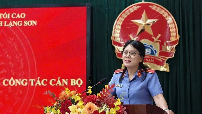 Đồng chí Nguyễn Thị Thủy - Tỉnh ủy viên, Bí thư Đảng ủy, Viện trưởng VKSND tỉnh phát biểu giao nhiệm vụ.