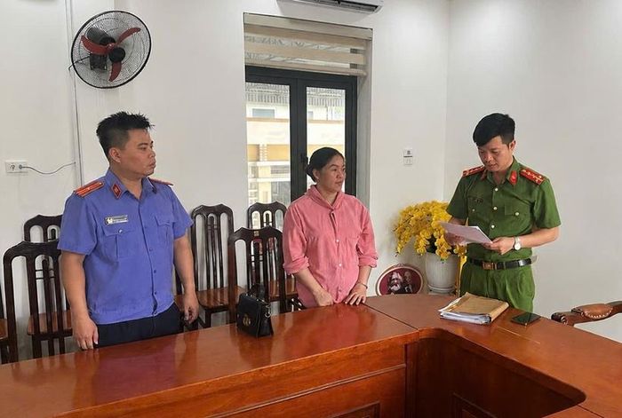 Kiểm sát viên kiểm sát việc thi hành Quyết định khởi tố bị can Bùi Thị Thon.