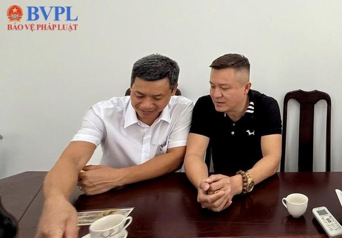  Phóng viên báo Bảo vệ pháp luật làm việc với ông Đào Nguyên Hòa - Đại diện Ban quản lý Khu kinh tế Dung Quất và các Khu công nghiệp Quảng Ngãi.
