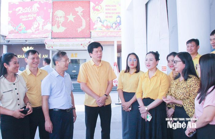Lãnh đạo Ủy ban MTTQ Việt Nam tỉnh trao đổi với cán bộ Mặt trận cơ sở về tiếp tục đẩy mạnh chuyển đổi số trong hoạt động của Mặt trận các cấp. Ảnh: Mai Hoa