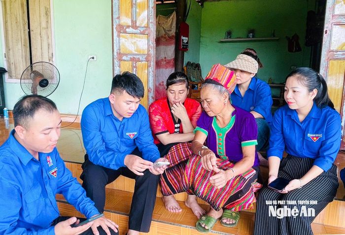 Đoàn thanh niên xã Anh Sơn hướng dẫn người dân khai thác các thông tin trên các nền tảng số. Ảnh: Mai Hoa