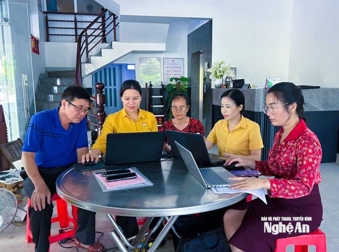 Cán bộ Mặt trận phường Cửa Lò hướng dẫn người dân khai thác các thông tin trên các nền tảng số. Ảnh: Mai Hoa