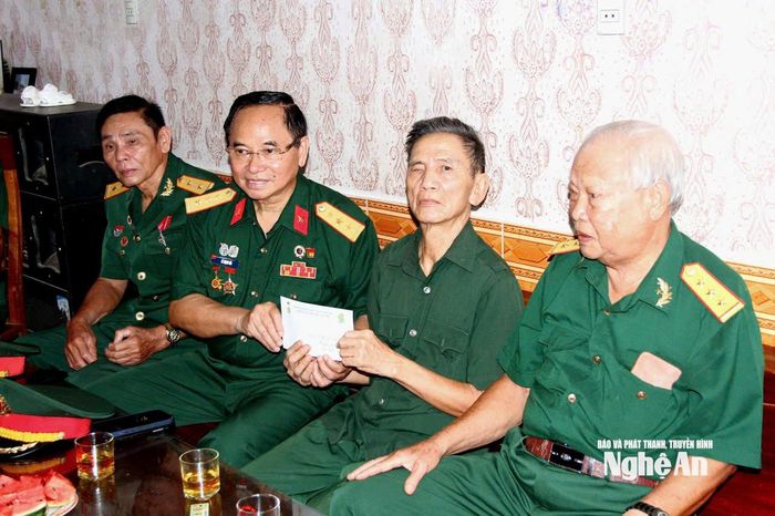 Thăm hỏi, tặng quà ông Nguyễn Hữu Chất ở xã Vạn An. Ảnh: Thái Dương