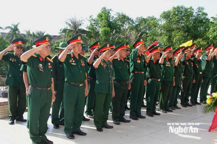 Các Cựu chiến binh làm lễ tưởng niệm. Ảnh: Thái Dương