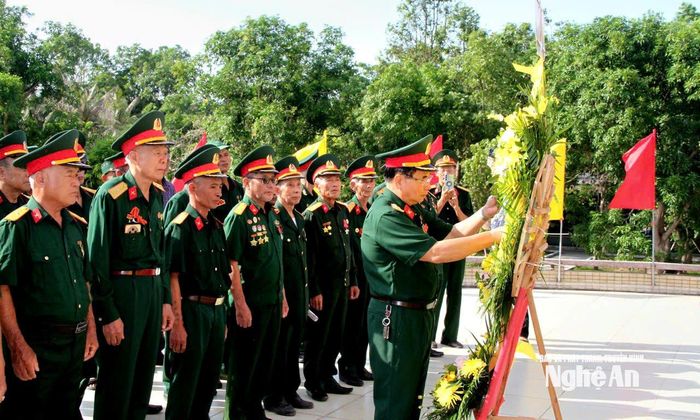 Ban liên lạc truyền thống Đại đoàn Đồng Bằng - Sư đoàn 320 khu vực Nghệ An - Hà Tĩnh làm lễ dâng hoa lên anh linh các liệt sĩ. Ảnh: Thái Dương