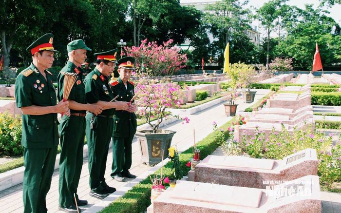 Đại diện Ban liên lạc truyền thống Đại đoàn Đồng Bằng - Sư đoàn 320 khu vực Nghệ An - Hà Tĩnh thắp hương trước phần mộ các liệt sĩ tại Nghĩa trang thành phố Vinh. Ảnh: Thái Dương