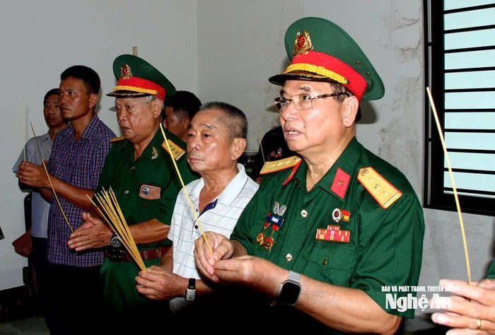 Các cựu chiến binh thắp hương cho liệt sĩ Nguyễn Văn Hiển tại phường Vinh Phú. Ảnh: Thái Dương