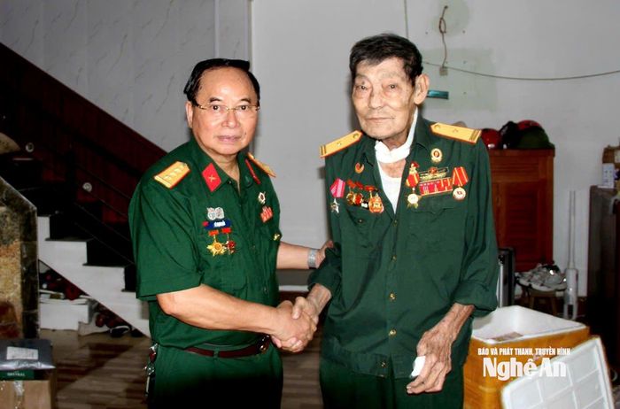 Tặng quà thân nhân liệt sĩ Hồ Văn Bang tại phường Trường Vinh. Ảnh: Thái Dương