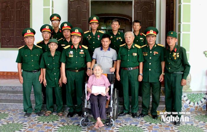 Tặng quà Mẹ VNAH Phạm Thị Tâm, 97 tuổi ở tại xã Vạn An. Ảnh: Thái Dương