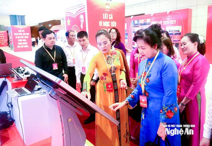 Đồng chí Võ Thị Minh Sinh - Phó Bí thư Tỉnh ủy, Chủ tịch Ủy ban MTTQ Việt Nam tỉnh giới thiệu về sản phẩm chuyển đổi số của Mặt trận Nghệ An tại Đại hội đại biểu Ủy ban Trung ương MTTQ Việt Nam lần thứ XI, nhiệm kỳ 2026 - 2031. Ảnh: Mai Hoa