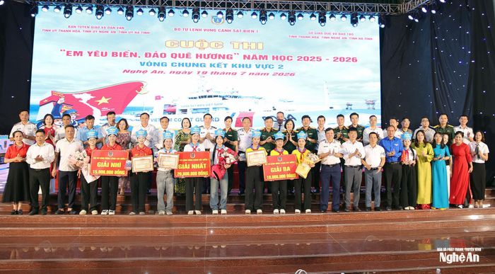 Đại diện Ban Tổ chức và các đội thi. Ảnh: Thanh Quỳnh