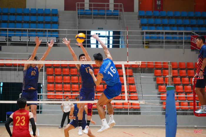 Sở hữu chiều cao 1m95, bật đà 3m45 và bật chắn 3m15, Đinh Văn Phương là mẫu đối chuyền hiện đại với khả năng tấn công đa dạng. Ảnh: Bùi Minh Cần.