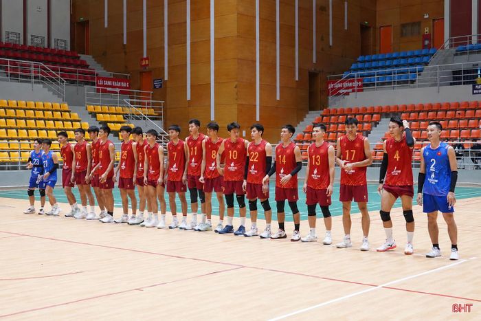 Đinh Văn Phương (số 16) sẽ cùng đội tuyển bóng chuyền Việt Nam tham dự chặng 2 SEA V.Cup 2026. Ảnh: Bùi Minh Cần.