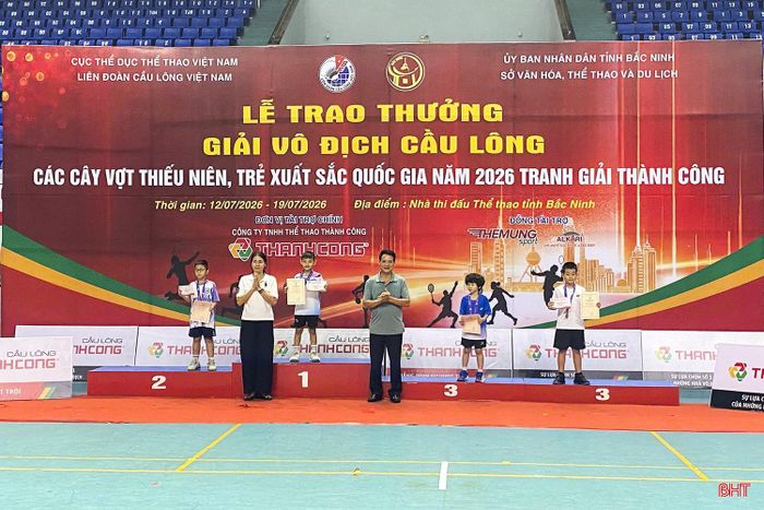 VĐV Trần Đình Minh Đăng (ngoài cùng bên phải) giành HCĐ Giải Cầu lông các cây vợt thiếu niên, trẻ xuất sắc quốc gia năm 2026.