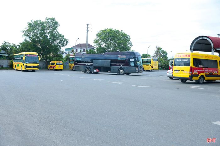 Sở Xây dựng Hà Tĩnh yêu cầu các ban quản lý và bến xe khách trên địa bàn tăng cường kiểm tra, giám sát việc niêm yết công khai giá cước của các nhà xe.
