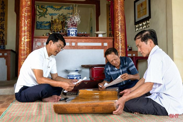 Sắc phong cổ được lưu giữ tại miếu Cá Ông ở Cửa Sót, xã Thạch Khê, Hà Tĩnh.