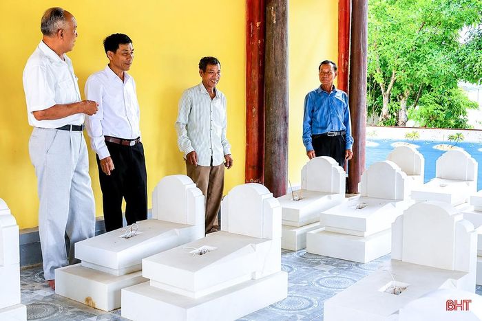Những ngôi mộ Cá Ông được người dân lập và hương khói tại đền Đông Hải, thôn Cam Lâm, xã Cổ Đạm.