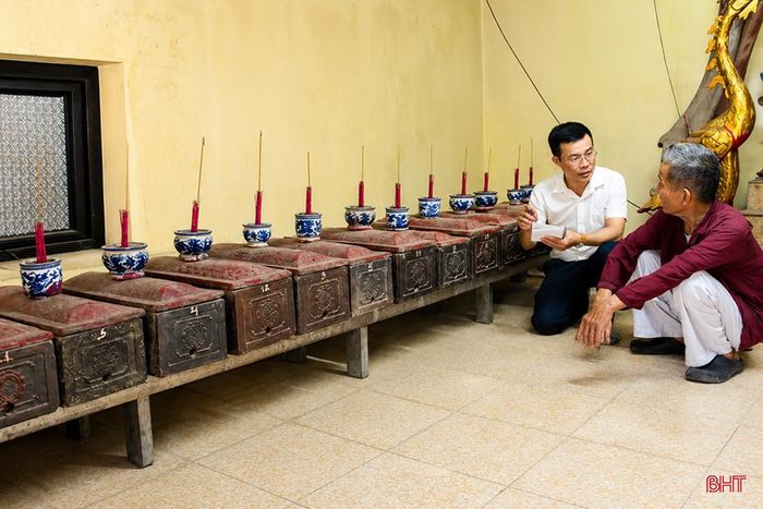 Các tiểu đựng hài cốt Cá Ông được thờ tự trang trọng tại đền Cô, đền Cậu ở xã Đan Hải. Ảnh tư liệu