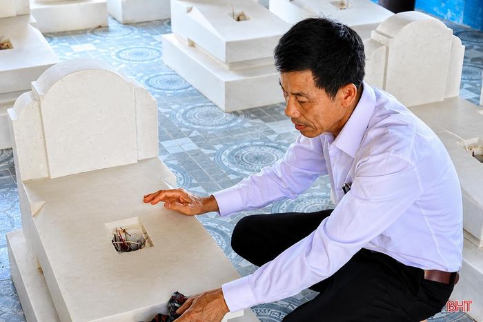 Ông Nguyễn Văn Vĩnh chăm sóc mộ Cá Ông.